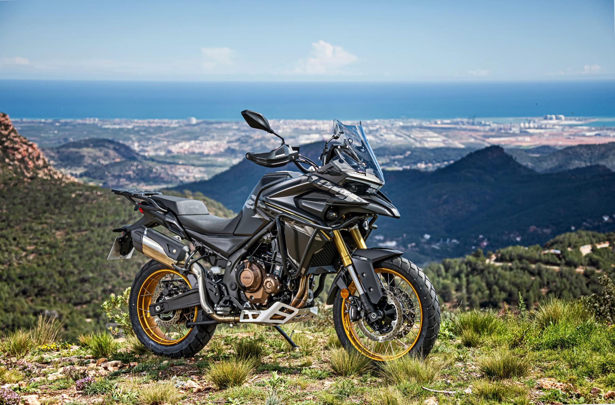 Moto Voge DS625X vue de droite version noire